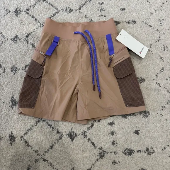 Lululemon Multi-Pocket Cargo High-Rise Hiking Short 5&quot;