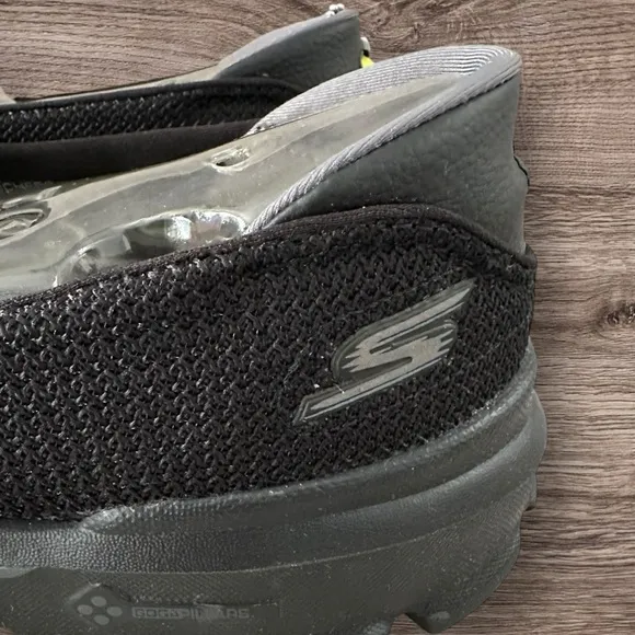 Men’s Skechers Go Walk Evolution Ultra Black Slip on Sneakers, Size 9.5. NIB!