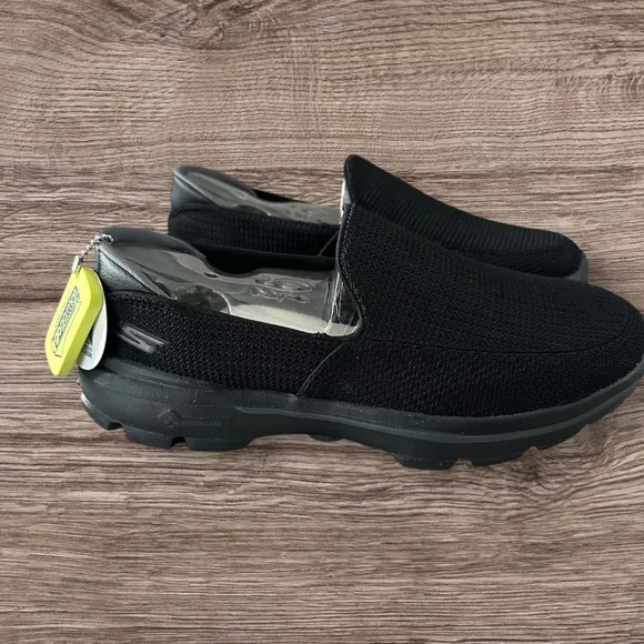 Men’s Skechers Go Walk Evolution Ultra Black Slip on Sneakers, Size 9.5. NIB!