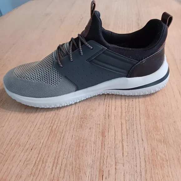 MEN'S SKECHERS SLIP-ON DELSON 30 RUTH SNEAKERS SIZE 9WIDE FIT