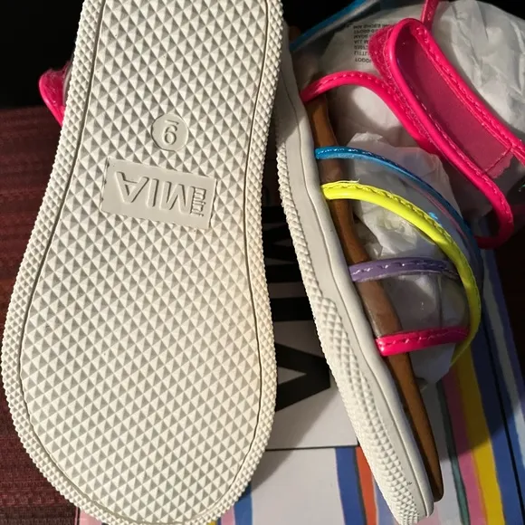 MIA GIRL LITTLE ELIS NIB RAINBOW COLORS TRANSPARENT GRIP-TAPE SANDALS.