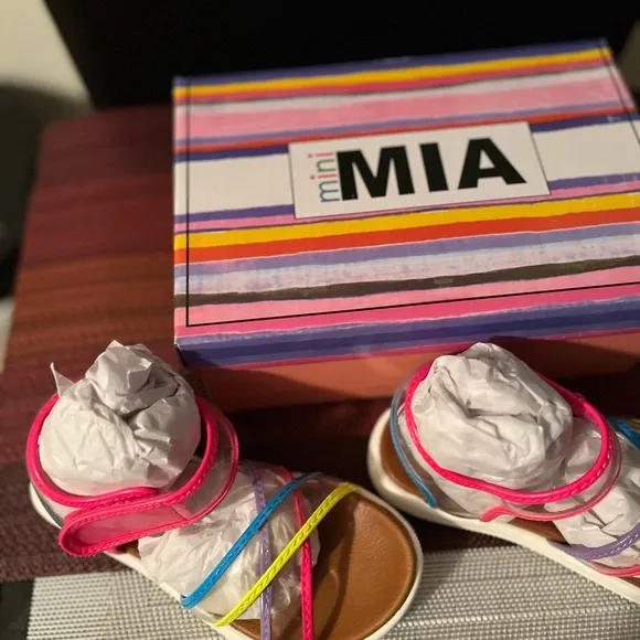 MIA GIRL LITTLE ELIS NIB RAINBOW COLORS TRANSPARENT GRIP-TAPE SANDALS.