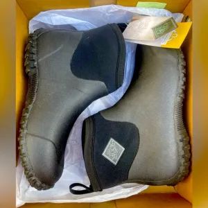 Muck ankle high waterproof boots, black men’s work boots, easy slip on/off