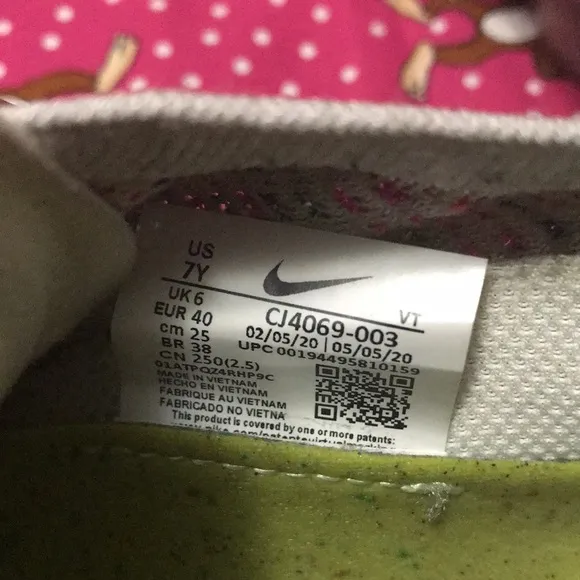 Multi color Nike vapor max (7y)