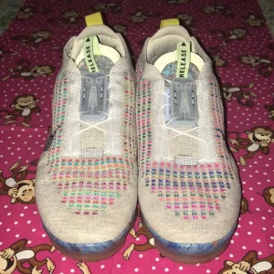 Multi color Nike vapor max (7y)