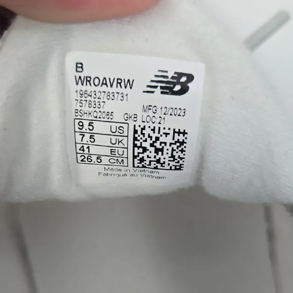 New Balance White Sneakers with Knit Upper and Cushioned Midsole