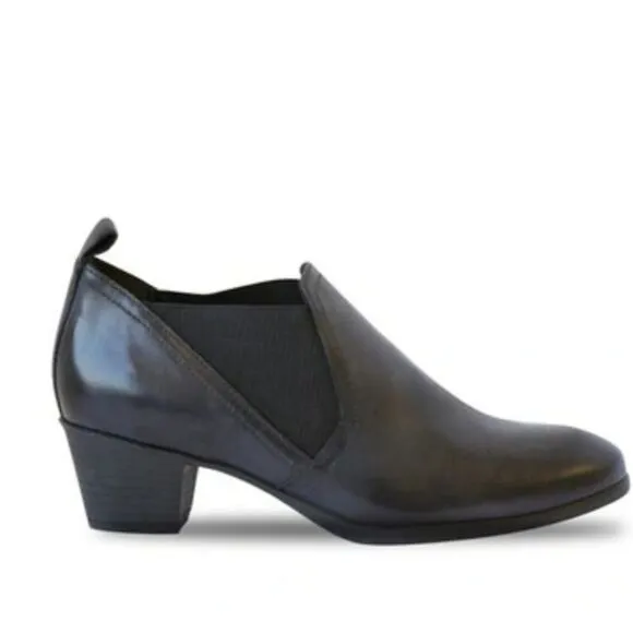 New Munro Jessie Bootie Black Leather comfortable heeled boots Jackson size 10
