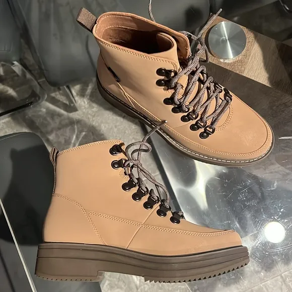 NEW Teva Midform Boots in Sand Dune, Size 6.5 New w/o Box
