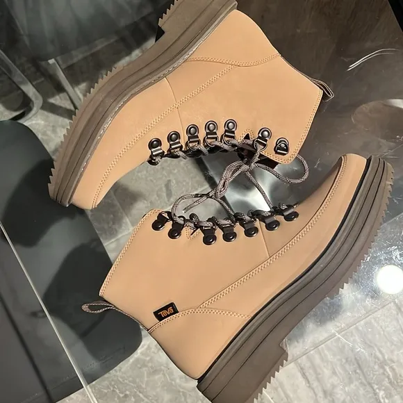 NEW Teva Midform Boots in Sand Dune, Size 6.5 New w/o Box