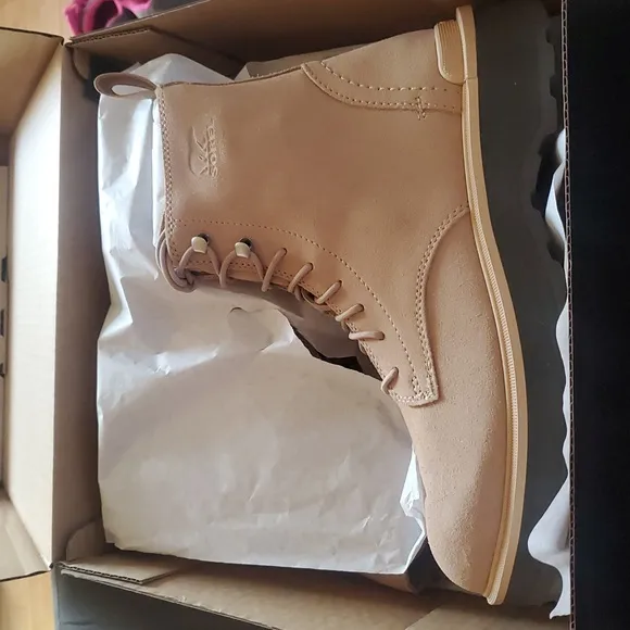 New with box Sorel Women's Hi-Line Lace Boots size 9