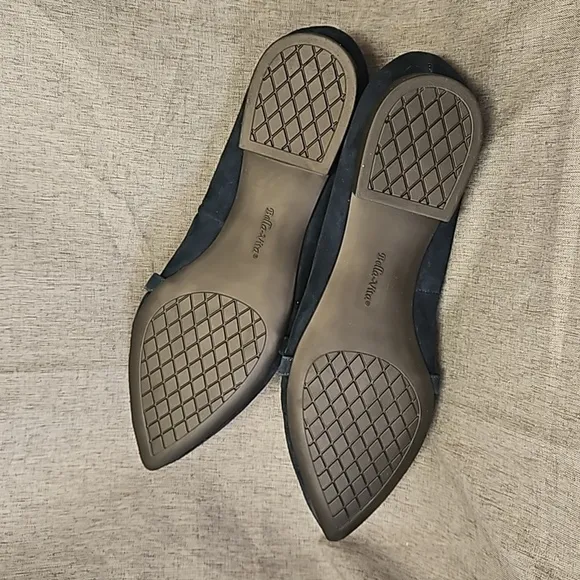 NIB Bella Vita Evanna Pointed Toe Slip on Flats , Navy Blue,  Size 8, Lot #670