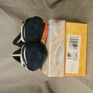 NIB Bella Vita Evanna Pointed Toe Slip on Flats , Navy Blue,  Size 8, Lot #670