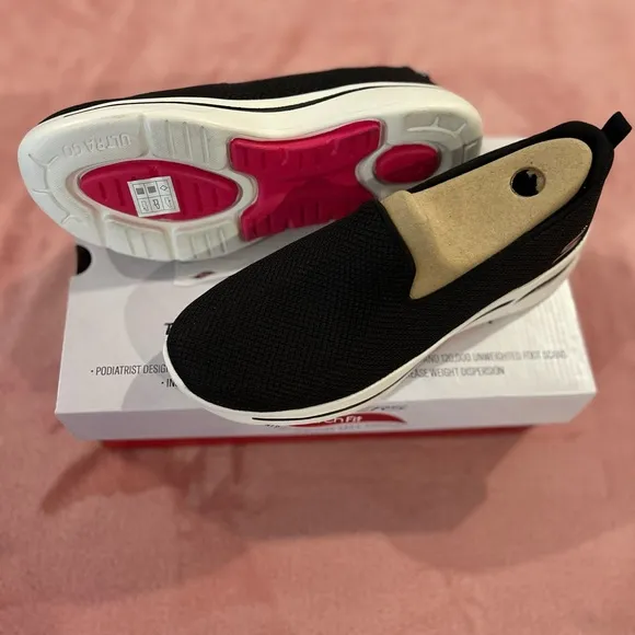 NIB Skechers Women’s Go Walk Arch Fit Slip-Ins Sneakers