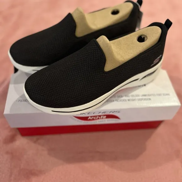 NIB Skechers Women’s Go Walk Arch Fit Slip-Ins Sneakers