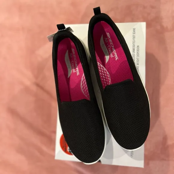 NIB Skechers Women’s Go Walk Arch Fit Slip-Ins Sneakers