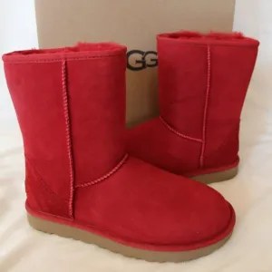 NIB UGG WOMEN'S CLASSIC SHORT WATER RESISTANT‎ SUUEDE SHEARLING BOOTS RED