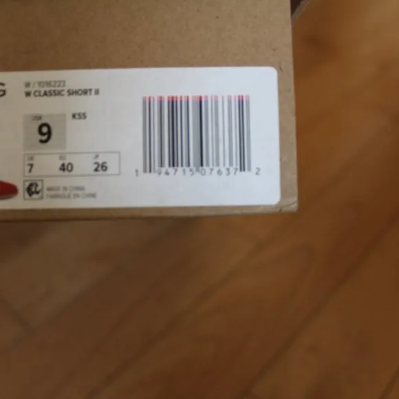 NIB UGG WOMEN'S CLASSIC SHORT WATER RESISTANT‎ SUUEDE SHEARLING BOOTS RED