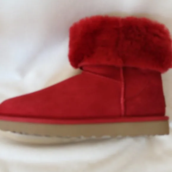 NIB UGG WOMEN'S CLASSIC SHORT WATER RESISTANT‎ SUUEDE SHEARLING BOOTS RED