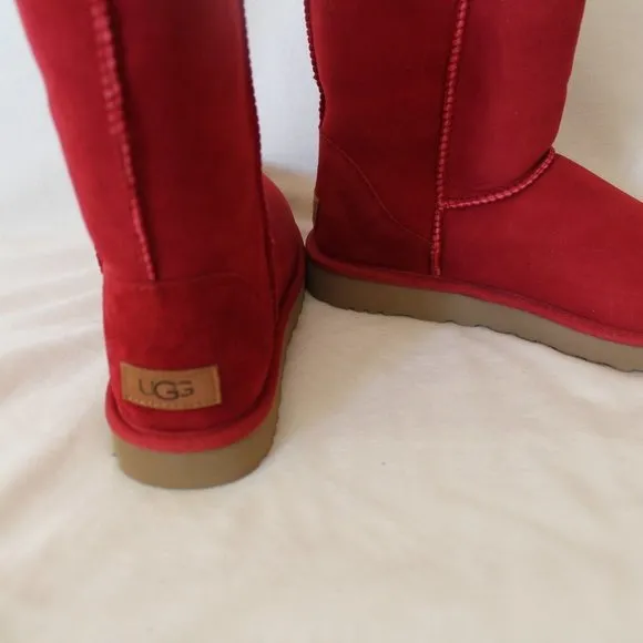 NIB UGG WOMEN'S CLASSIC SHORT WATER RESISTANT‎ SUUEDE SHEARLING BOOTS RED