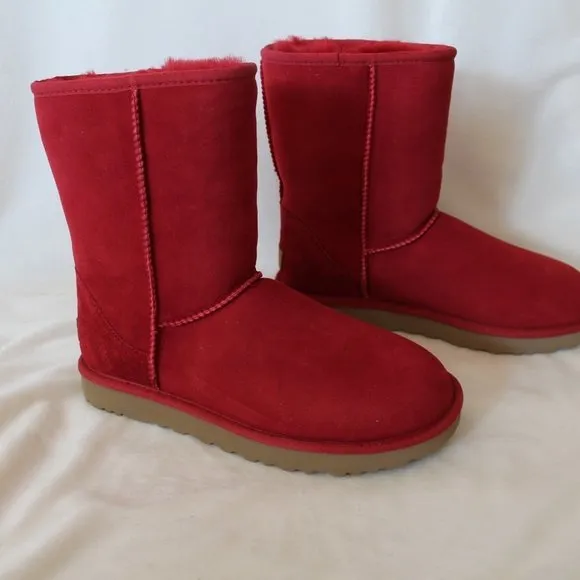 NIB UGG WOMEN'S CLASSIC SHORT WATER RESISTANT‎ SUUEDE SHEARLING BOOTS RED