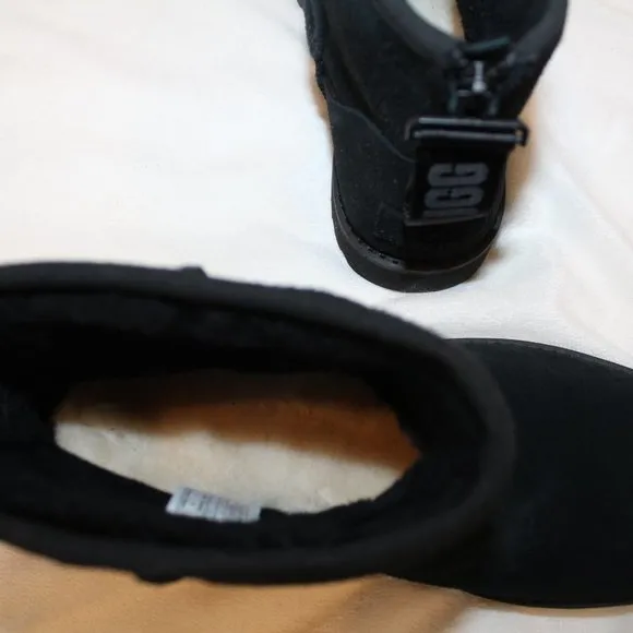 NIB UGG WOMEN'S MINI ZIP LOGO SUEDE‎ SHEARLING BOOTS BLACK