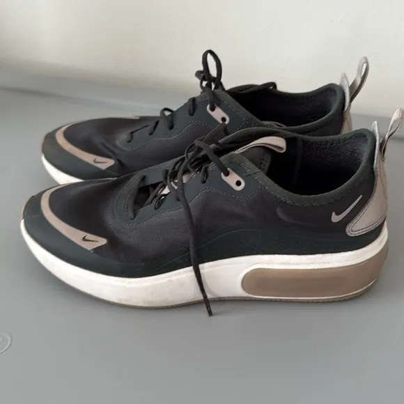Nike Air Max Dia everyday women’s sneakers,size 9
