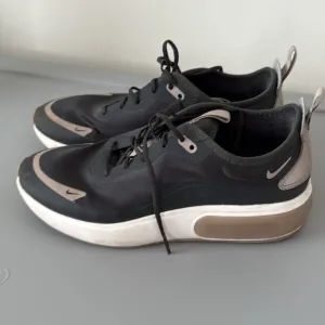 Nike Air Max Dia everyday women’s sneakers,size 9