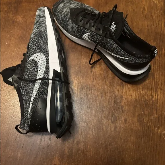 Nike Air Max Flyknit Racer Men’s Black and White Size‎ 9.5