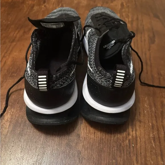 Nike Air Max Flyknit Racer Men’s Black and White Size 9.5