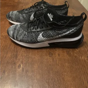 Nike Air Max Flyknit Racer Men’s Black and White Size‎ 9.5
