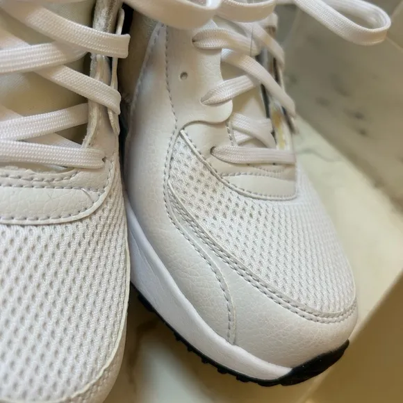 Nike Air Max White with Blue and grey accents run/walk Sneakers woman's 8.5