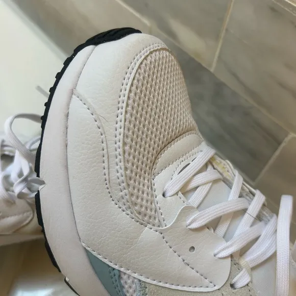 Nike Air Max White with Blue and grey accents run/walk Sneakers woman's 8.5