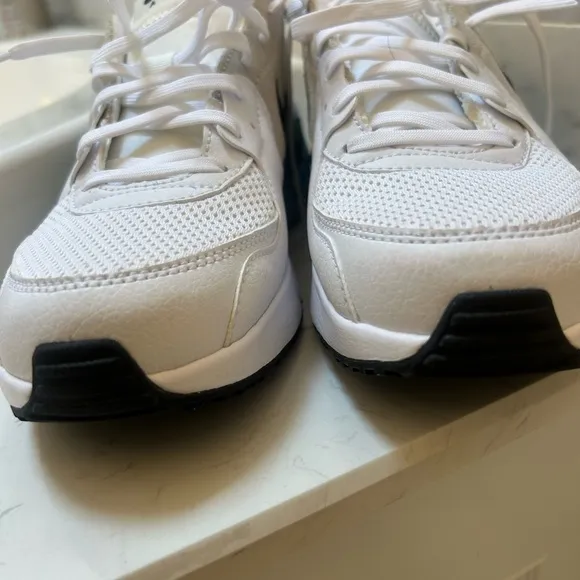 Nike Air Max White with Blue and grey accents run/walk Sneakers woman's 8.5