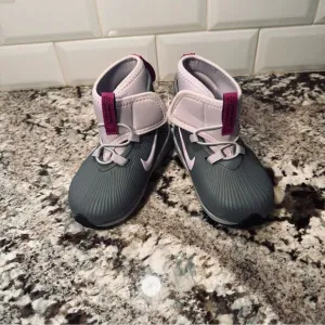 Nike Binzies Boots/ Shoes
