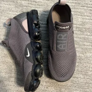 NIKE- Deep purple pink fly knit sneakers 7