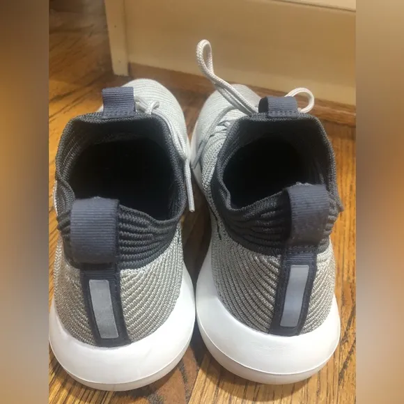 Nike Women’s Gray Knit Sneakers Sz 8