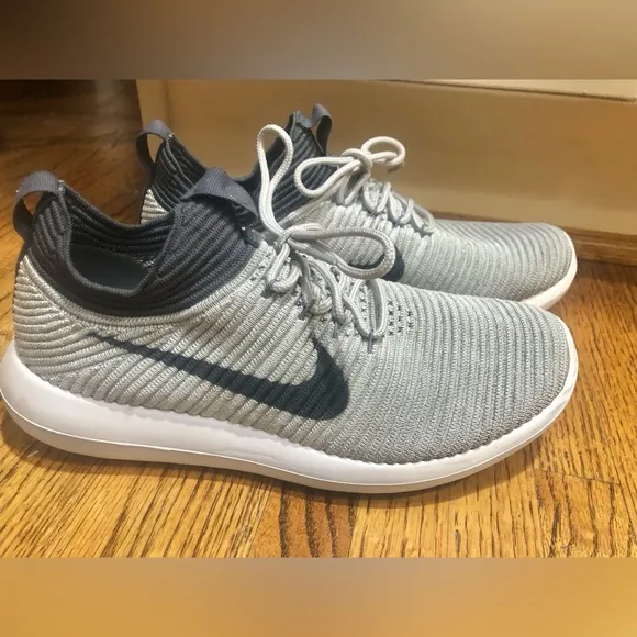 Nike Women’s Gray Knit Sneakers Sz 8