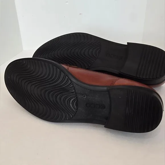NWOB ! Ecco Brown Leather Penny  Loafers