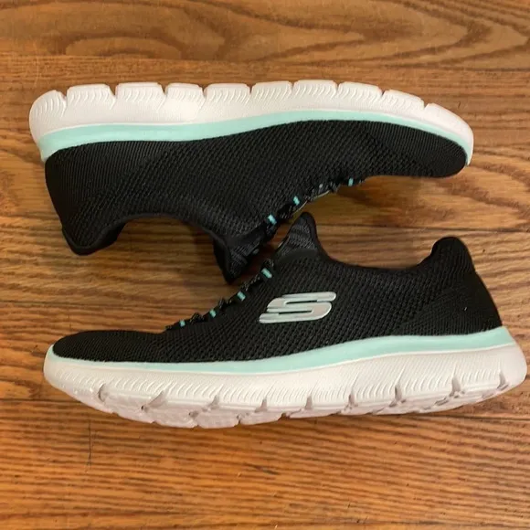 NWOB Skechers Summits Slip-on Sneakers black size 6