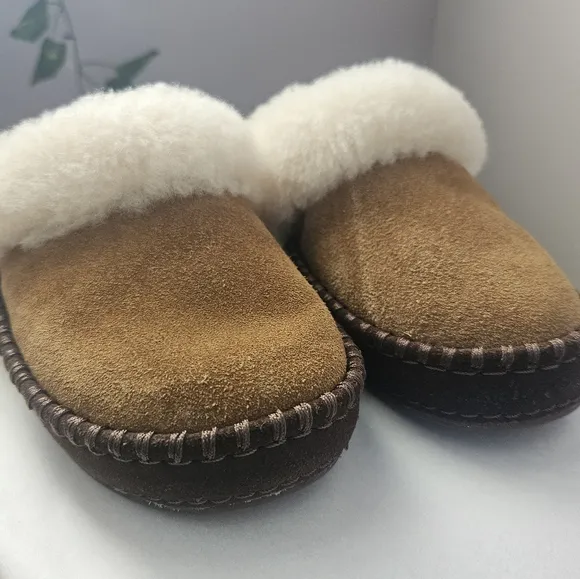 Nwot Ugg Aira Girls Suede Chestnut Slippers flats slip-ons size 1