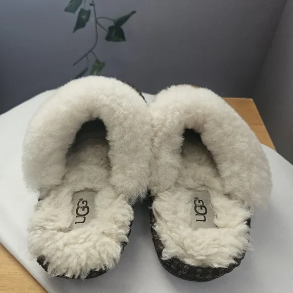 Nwot Ugg Aira Girls Suede Chestnut Slippers flats slip-ons size 1