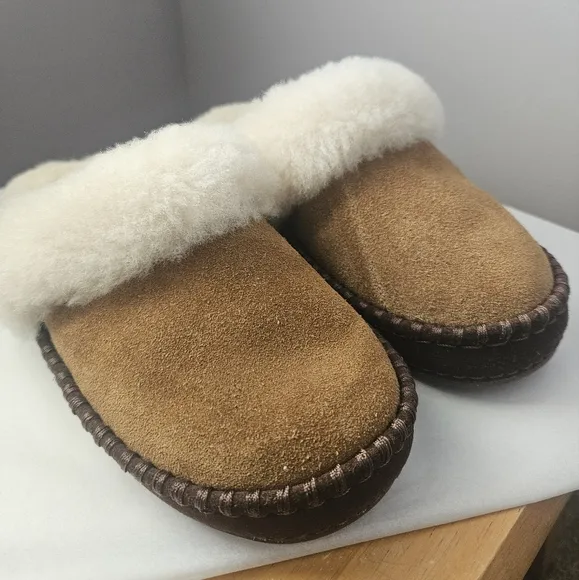 Nwot Ugg Aira Girls Suede Chestnut Slippers flats slip-ons size 1