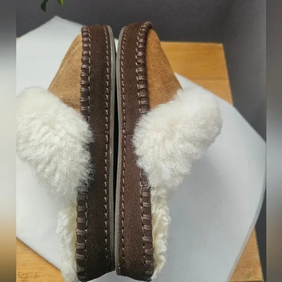 Nwot Ugg Aira Girls Suede Chestnut Slippers flats slip-ons size 1