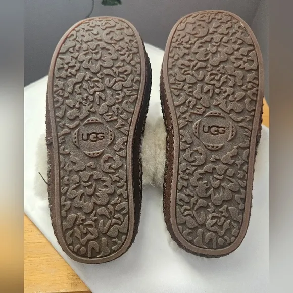 Nwot Ugg Aira Girls Suede Chestnut Slippers flats slip-ons size 1