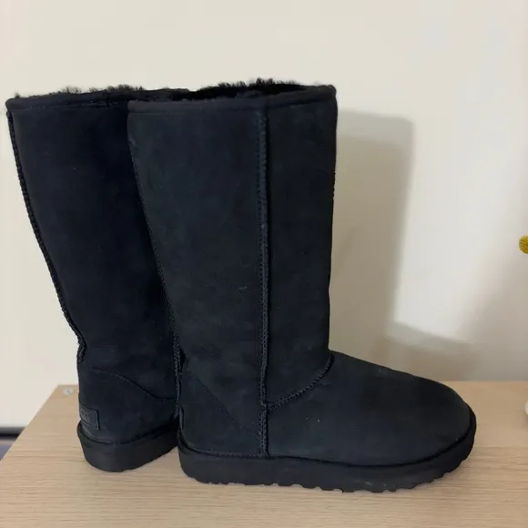 NWOT UGG Classic Tall II Boot Size7 MSRP $200 Black