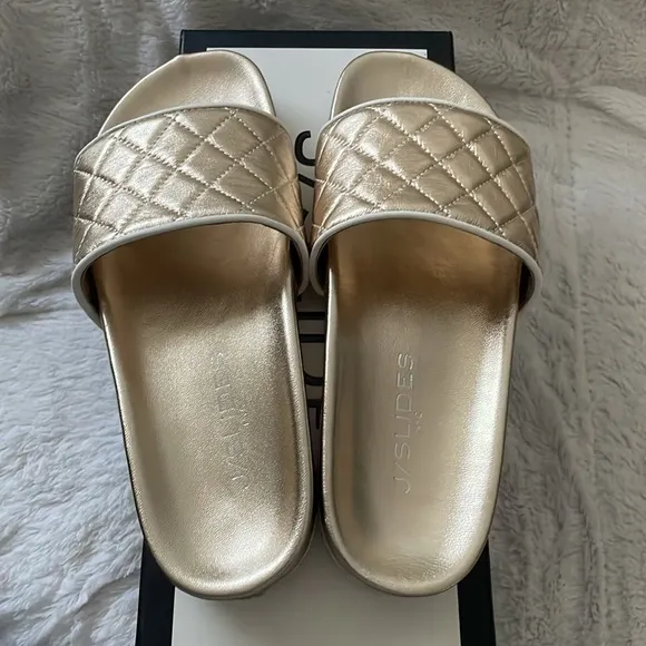 NWT J/SLIDES EDGE Light Hold Metallic Quilted Leather Sandal