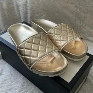 NWT J/SLIDES EDGE Light Hold Metallic Quilted Leather Sandal