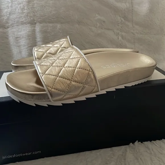 NWT J/SLIDES EDGE Light Hold Metallic Quilted Leather Sandal