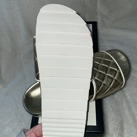 NWT J/SLIDES EDGE Light Hold Metallic Quilted Leather Sandal