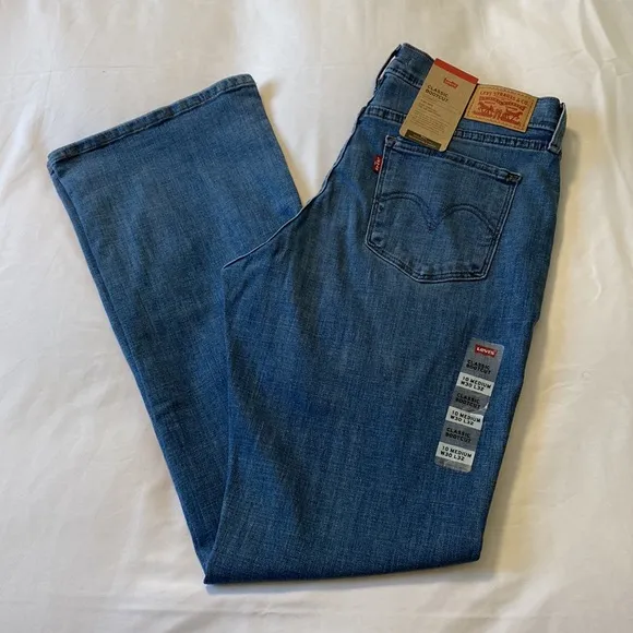 NWT Levi’s Classic Bootcut Jeans